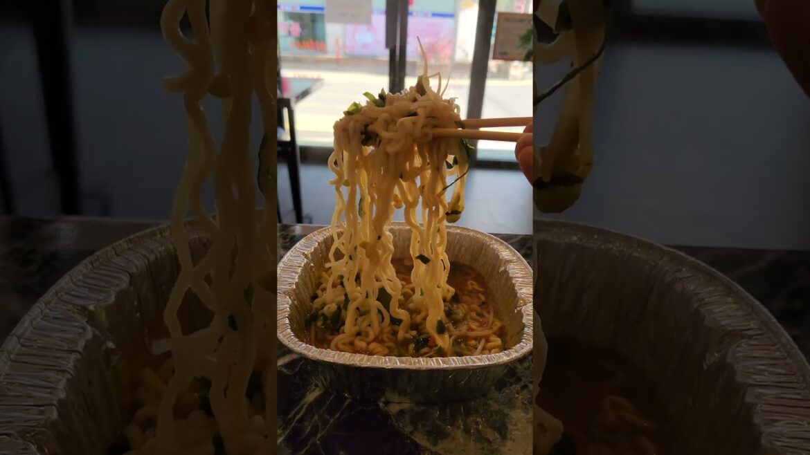 기계가 사람보다 낫다? 너구리 끓여줍니다 / Ramen Automation Machine / Korean Street Food #shorts