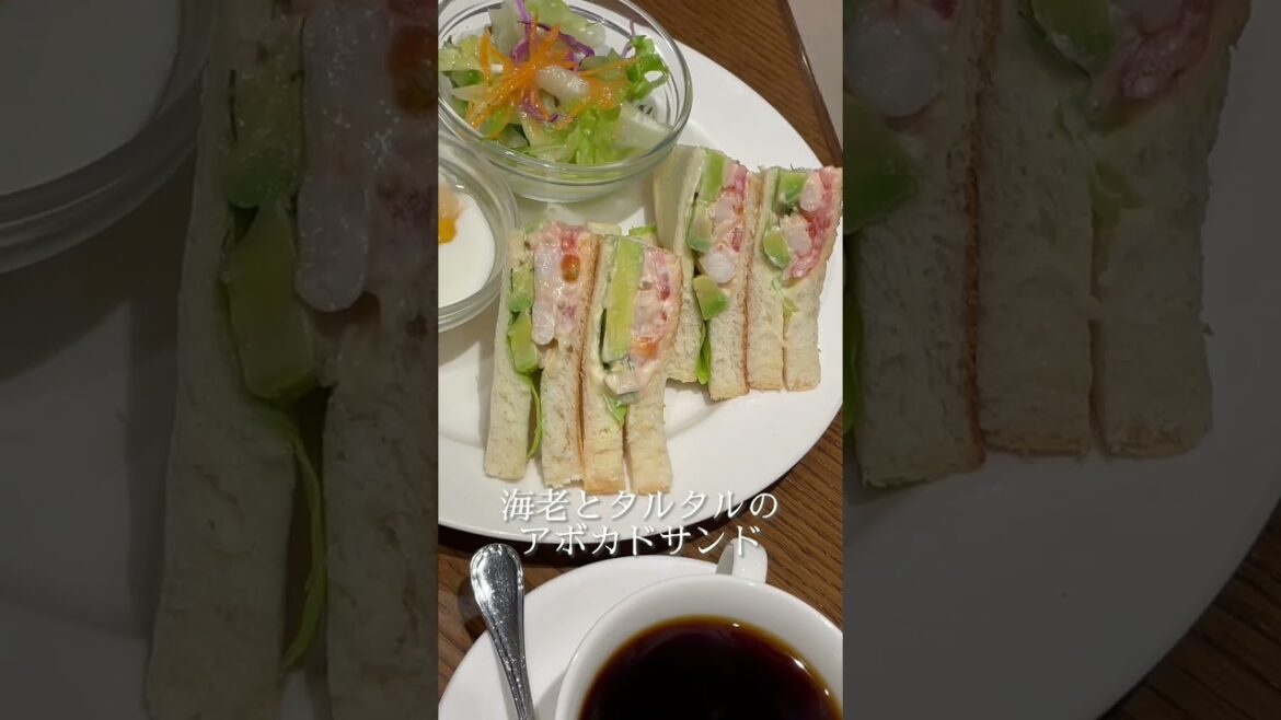 コスパ最強オシャレカフェのワッフルとサイフォンコーヒーでブレイクタイム #shorts コスパ最強オシャレカフェのワッフルとサイフォンコーヒーでブレイクタイム #shorts