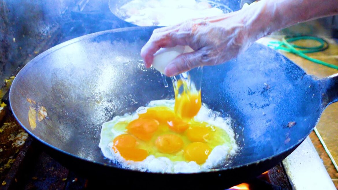 Order Ramen, and get All-You-Can-Eat Fried Rice for FREE! | Incredibely cheap ramen shop