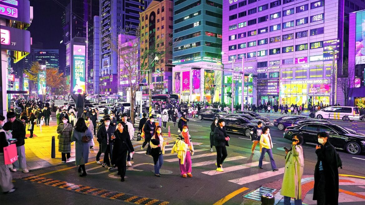 [4K HDR] 강남역 금요일 칼퇴하는 강남 직장인분들 | 크리스마스 트리 장식한 강남 카페거리 | Trip Korea, Christmas tree in Gangnam, Seoul