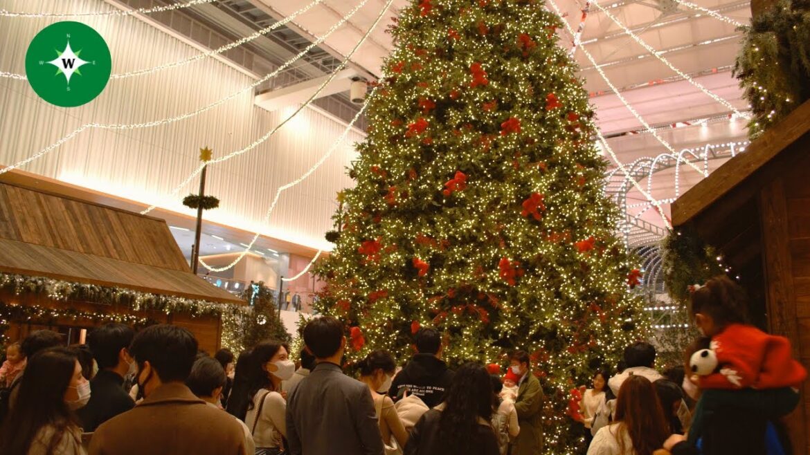 [4K] Bustling Christmas Crowd at the Hyundai Seoul (featuring H Village and Lights Show)