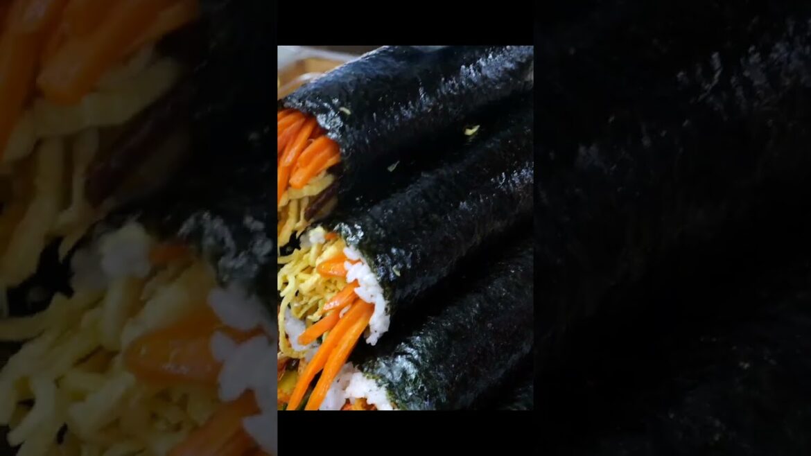혜자도 이런 혜자 없습니다? 속재료가 터질듯이 들어가는 재료폭탄 시장 김밥 (계란, 참치, 어묵) #shorts – Korean seaweed Rice Roll 혜자도 이런 혜자 없습니다? 속재료가 터질듯이 들어가는 재료폭탄 시장 김밥 (계란, 참치, 어묵) #shorts - Korean seaweed Rice Roll