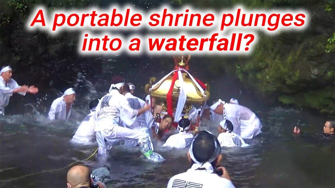 【Shrine Mikoshi】The sight of the mikoshi being carried straight into the waterfall basin! 【Shrine Mikoshi】The sight of the mikoshi being carried straight into the waterfall basin!
