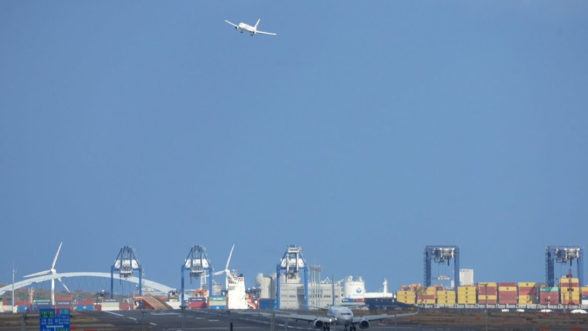 Tokyo Haneda Airport Live Stream Crosswind Landings with ATC 羽田