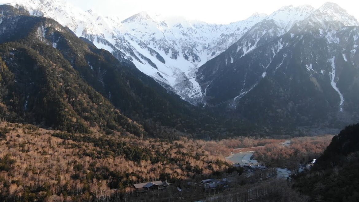 観光客も登山者も姿なく　北アルプス玄関口の上高地