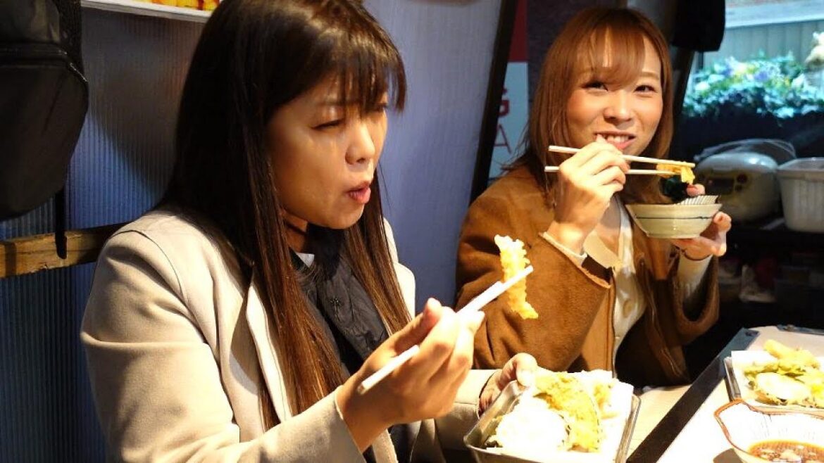 日本一笑顔になれる屋台！創業60年！女将と常連が最高な福岡天神の天ぷら屋台！Japanese street food | Japanese food