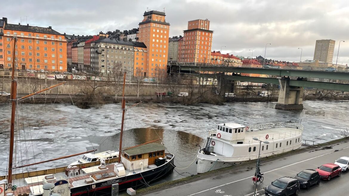 Stockholm Street by Street: Fridhemsgatan. Relaxing walk among Christmas preparations and city life