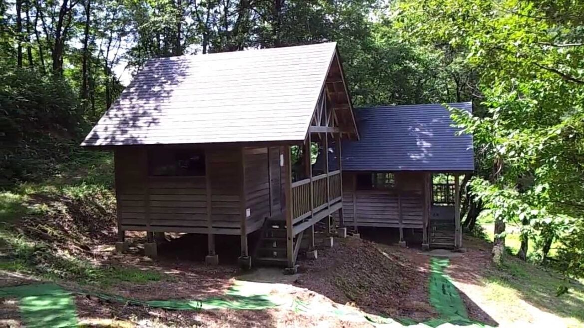 新潟県　ヒメサユリ森林公園　キャンプ場　バンガロー