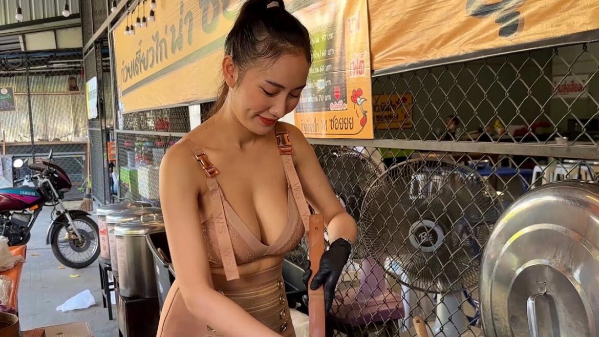 The Most Famous Chicken Noodle Girl In Bangkok - Thailand Street Food