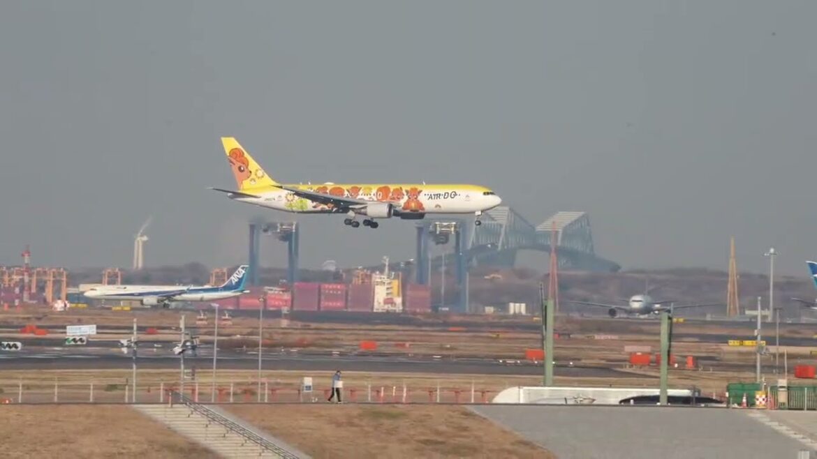 Tokyo Haneda Airport Live Stream 羽田 With Pilot ATC Comms