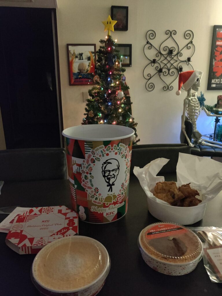 We finally did it. We got the traditional Japanese KFC Christmas meal.