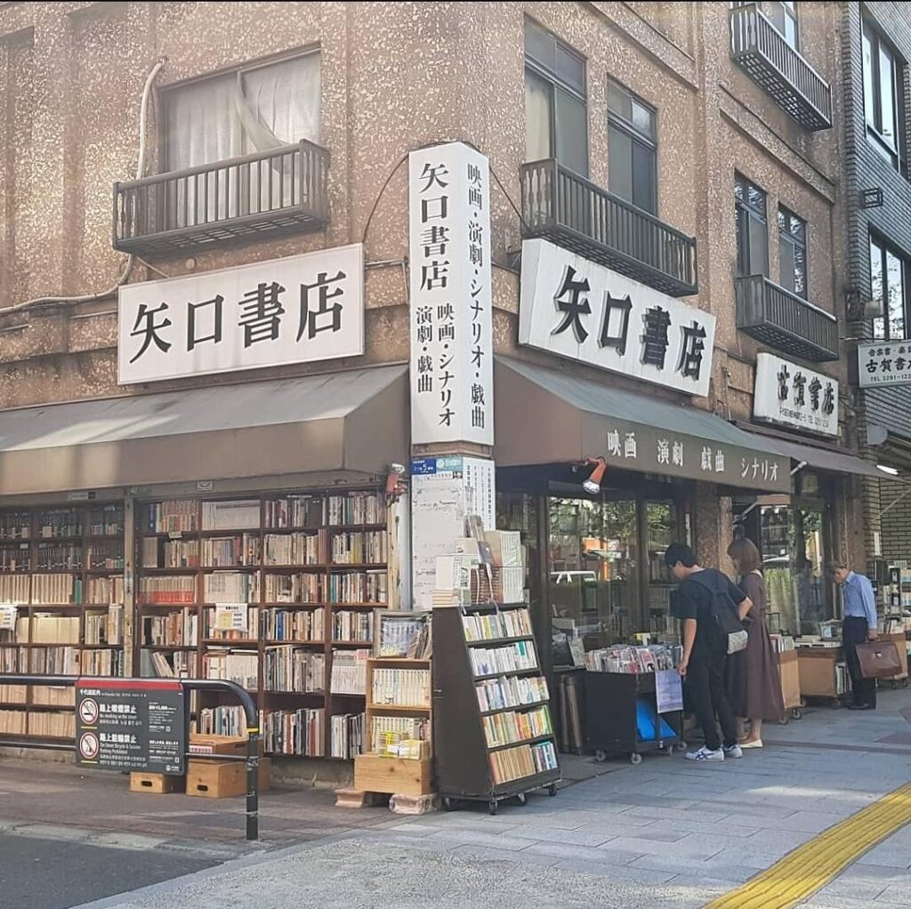 Reading books increases your knowledge stats in Persona 5 (& maybe irl too)