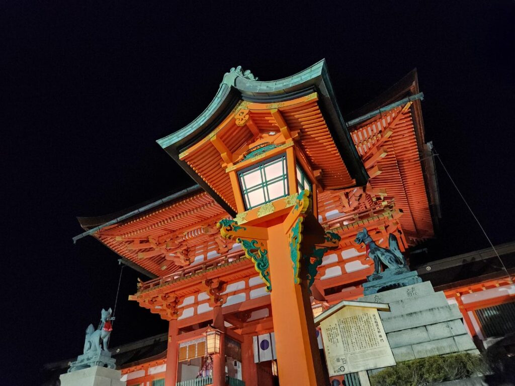 Fushimi Inari-taisha shrine at night