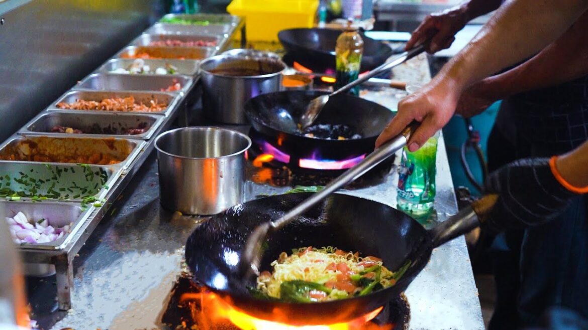Chinese Street Food -The largest-selling egg fried rice stall, breakfast stall on the roadside Chinese Street Food -The largest-selling egg fried rice stall, breakfast stall on the roadside