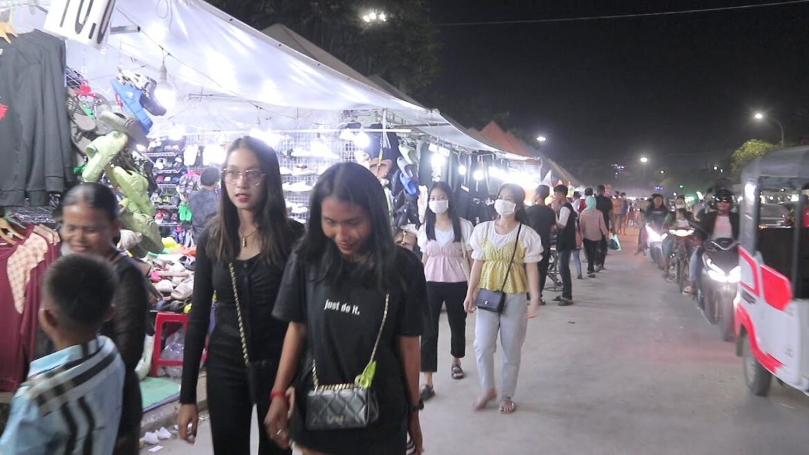 BATTAMBANG AT NIGHT ON CHRISTMAS DAY/SO CROWDED/WALKING TOUR AT NIGHT.