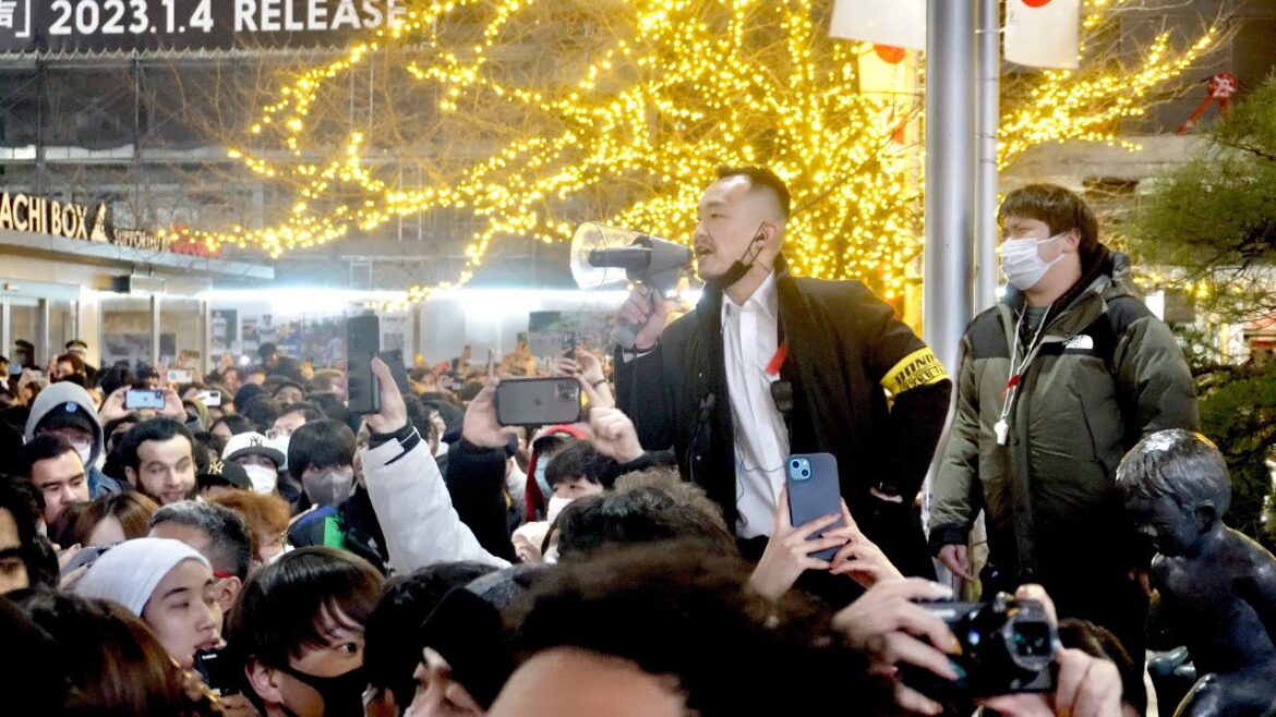 渋谷 年越しカウントダウン 2023  |  人多すぎて大パニック!?　変態おじさん登場！　野犬が大暴れ!?　セキュリティー大激怒！　渋谷のスタバに謎の人影!?