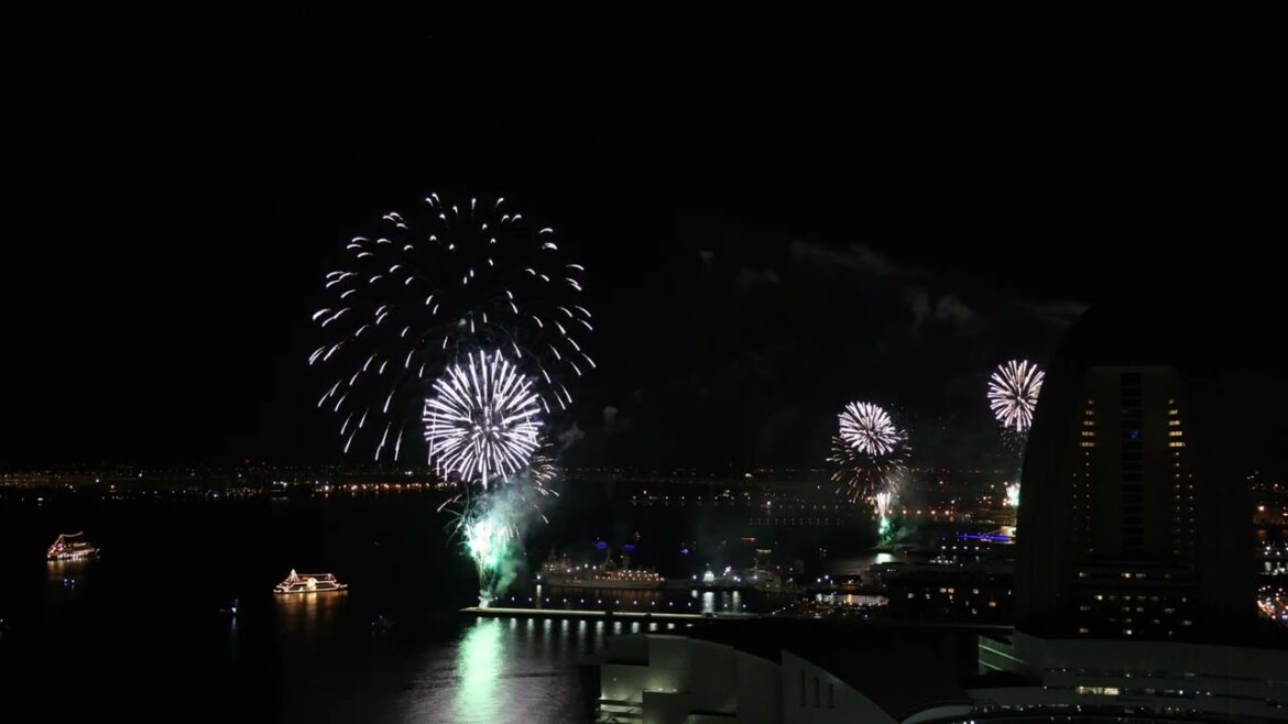 2023年、横浜港の年明け　汽笛・花火　- Yokohama Port Fireworks and whistle, Happy New Year 2023 -　[4K]