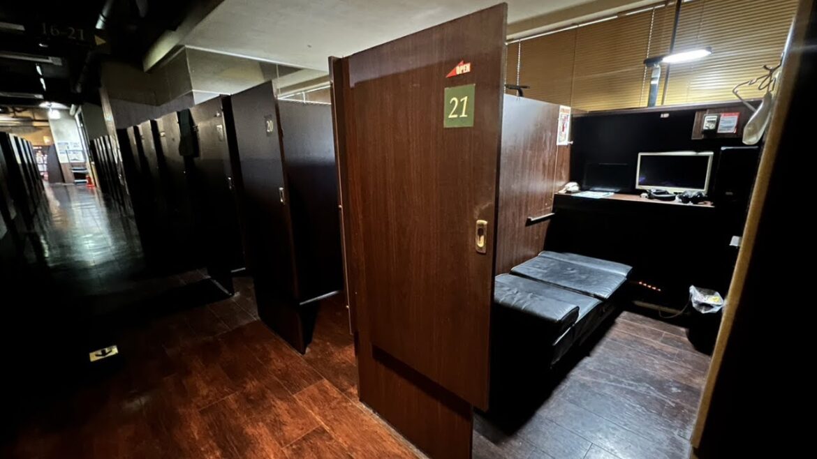 Internet cafe in a private room with a lock is include free all you can eat ice cream Internet cafe in a private room with a lock is include free all you can eat ice cream