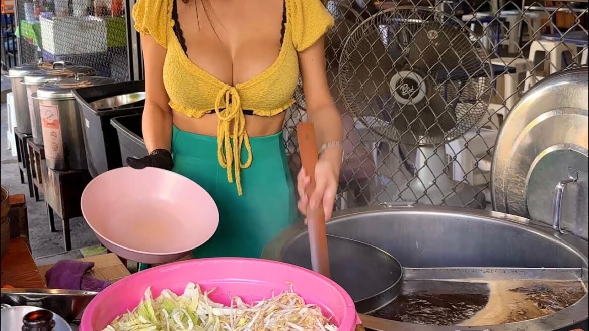 Big Portion! The Most Famous Chicken Noodle in Bangkok Served By Beautiful Thai Lady