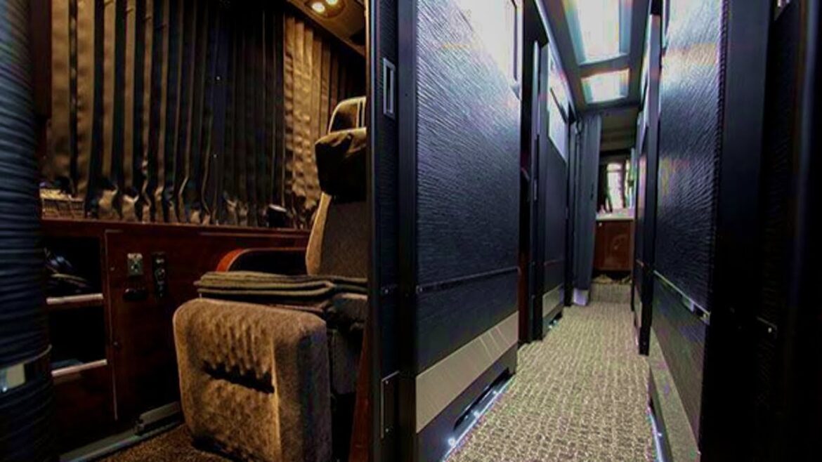 Most Expensive Overnight Bus in Japan 🚍 🛌 Completely Private First Class Seat