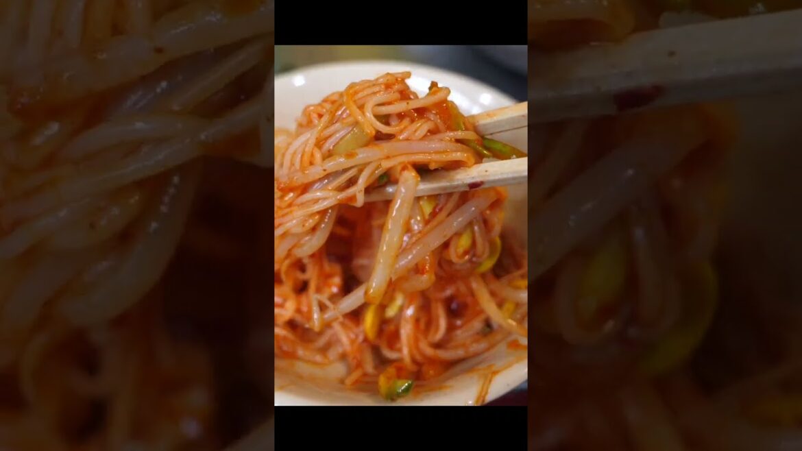 시장 골목의 전설! 곱빼기 시키면 큰일나는 비빔국수로 대박난? 묵밥국수, 쫄면, 냉면 #shorts - Most Busiest noodle shop in Korea