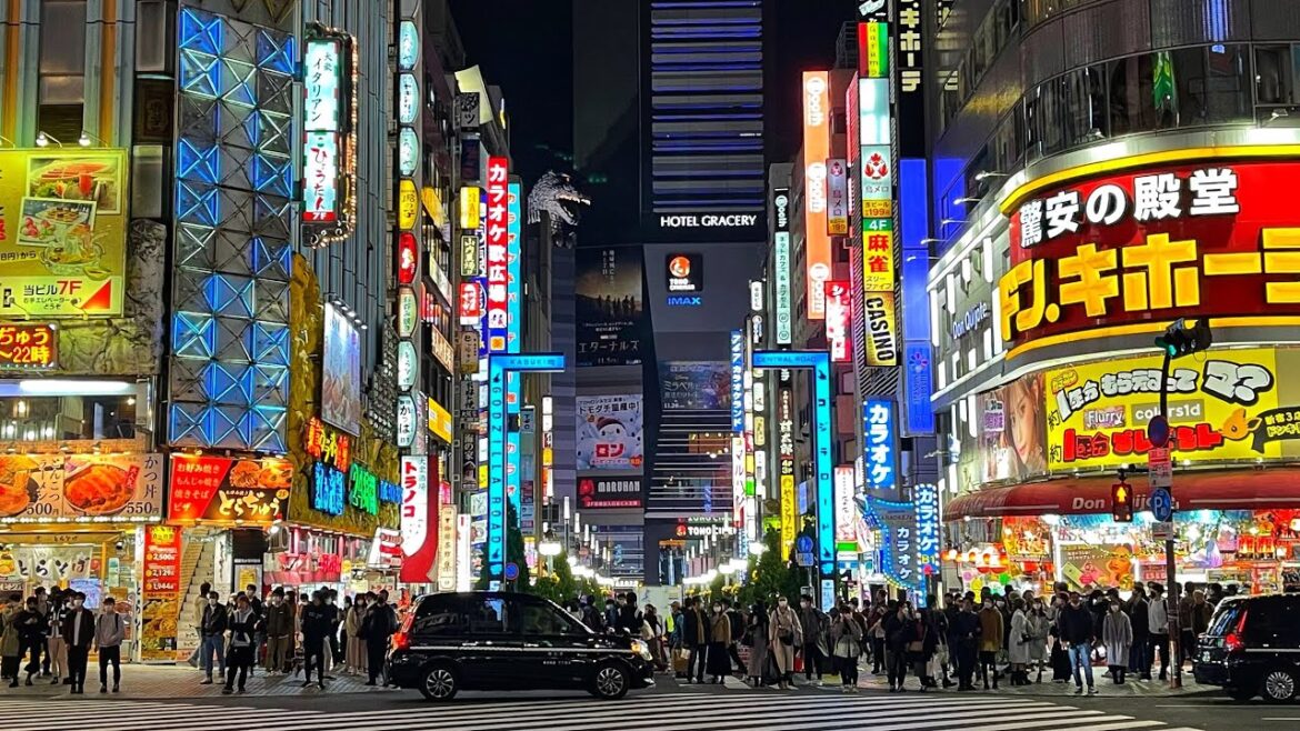 Live Tokyo Walk - Shinjuku Saturday Evening Walk