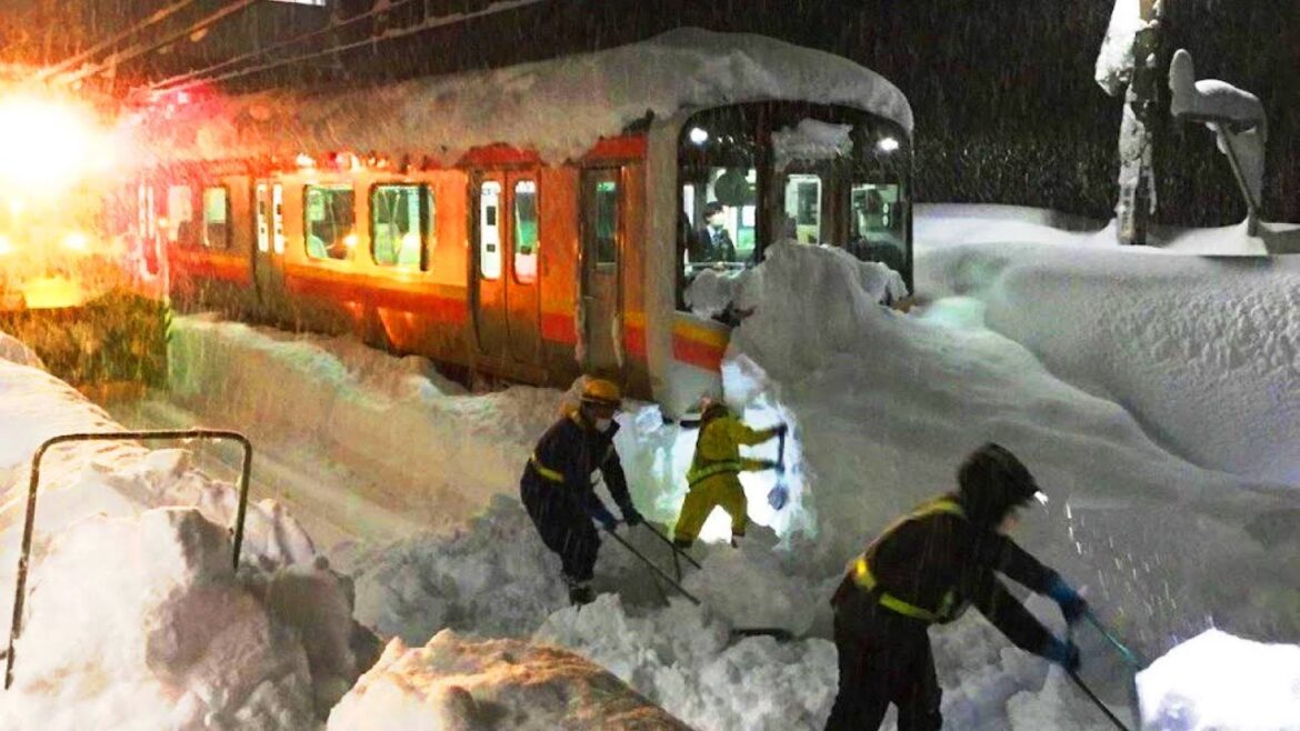 Japan just disappeared in the snow: huge snowdrifts everywhere Japan just disappeared in the snow: huge snowdrifts everywhere