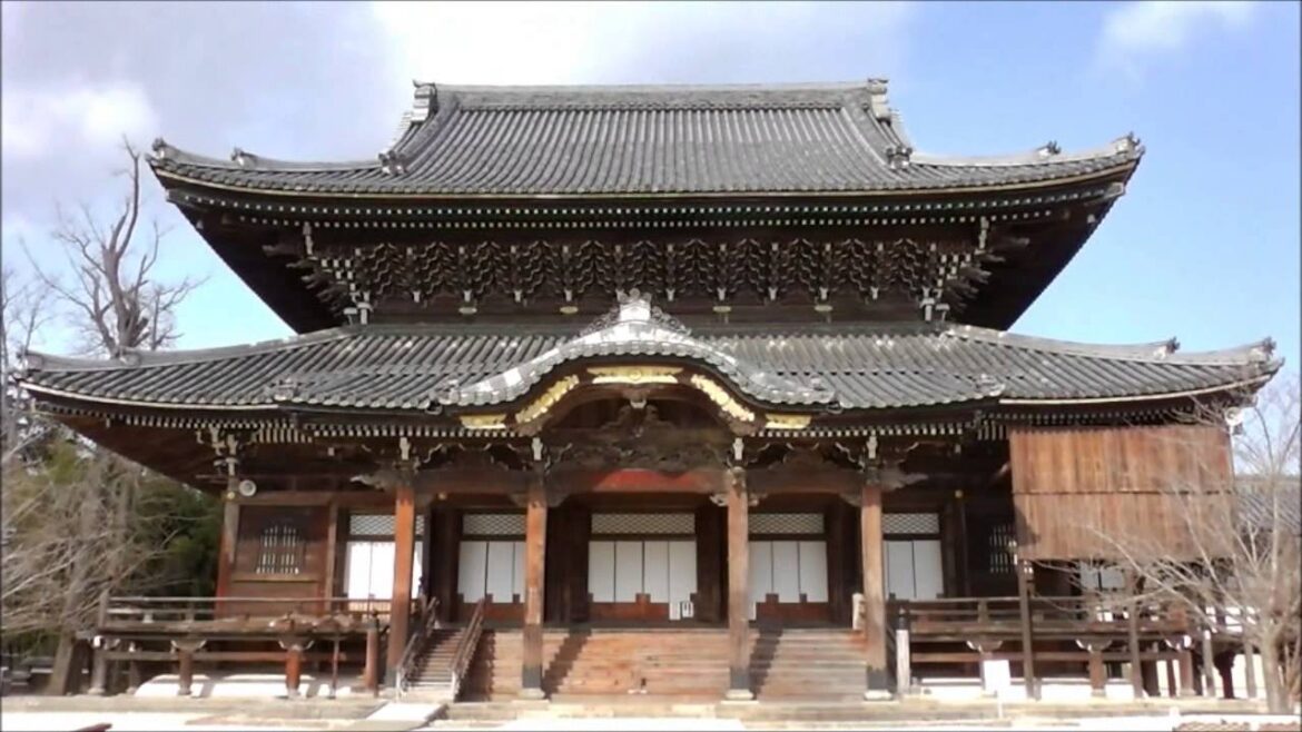 Senju-ji temple in Tsu city, Mie pref. – the 5th largest wooden building in Japan (専修寺) Senju-ji temple in Tsu city, Mie pref. - the 5th largest wooden building in Japan (専修寺)