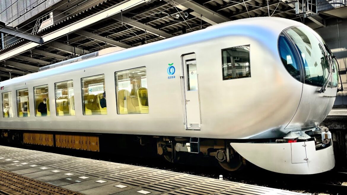 【宇宙船 巨大な窓】西武特急ラビュー / 巨大な窓で宇宙船のようなユニークな形の特急列車に乗ってみた。