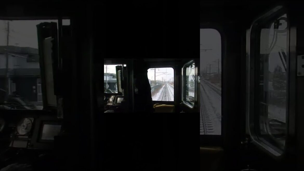 El tren local pasa por el paisaje nevado 2: Japón #shorts