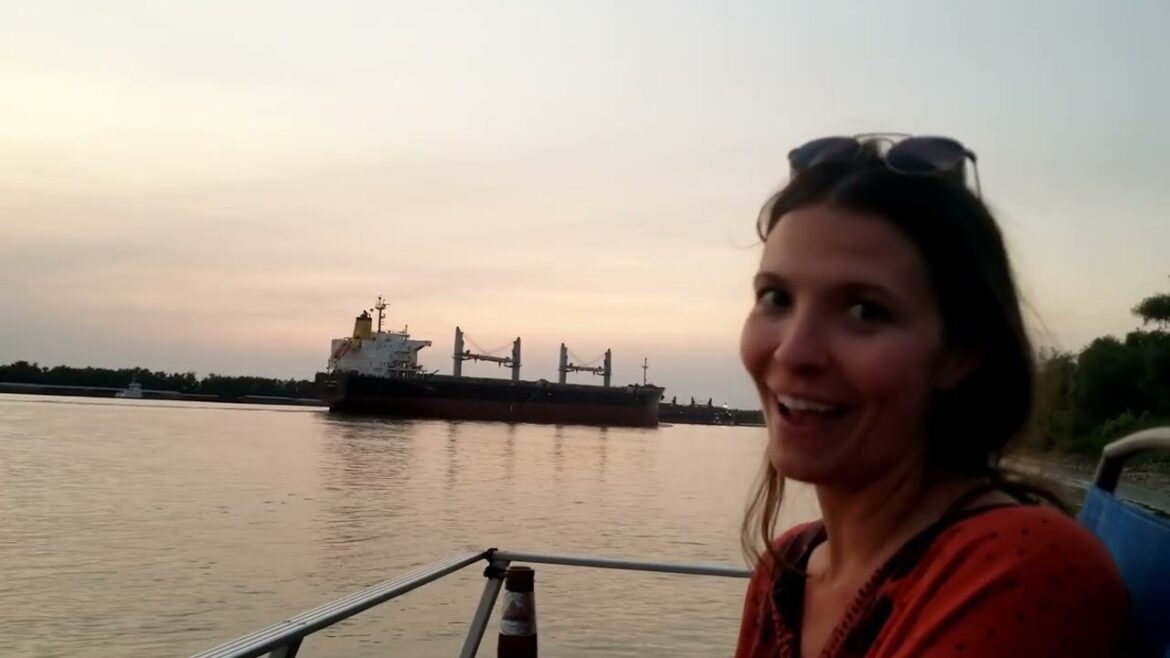 ep 37 - Good morning New Orleans from the Mississippi River on our Vintage Houseboat