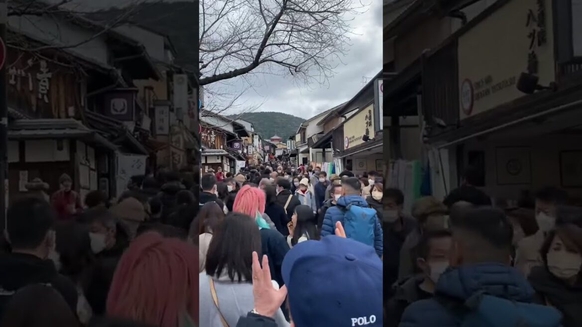 So many people at GION Kyoto!! Japan!!! #shorts