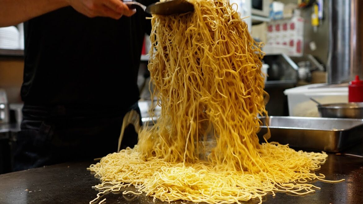 広島焼き1品のみで勝負【旨い・早い・大きすぎ】学生や県警の胃袋を満たす店「あかおに」福岡/吉塚