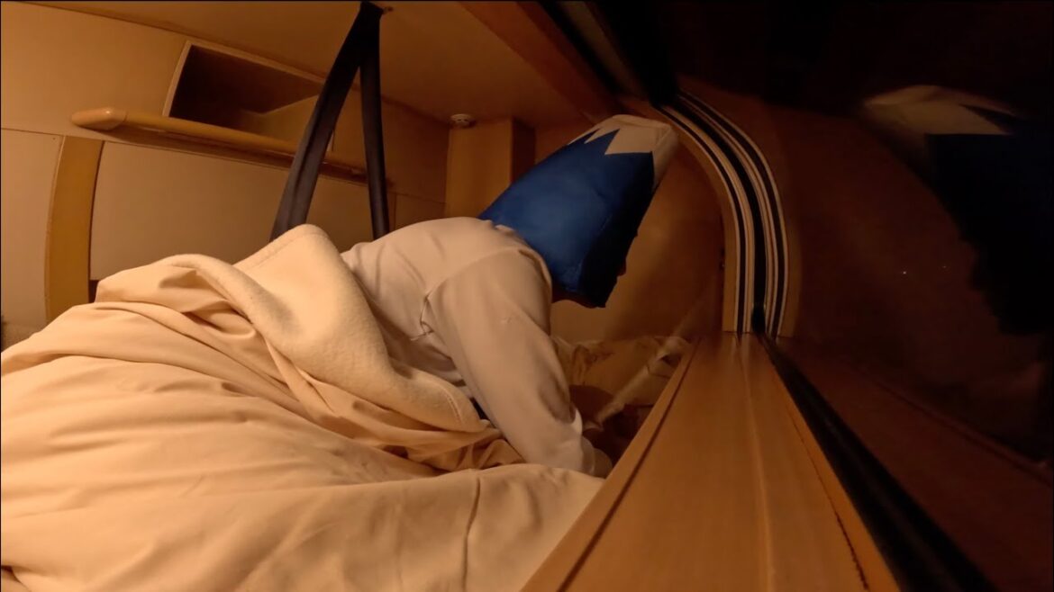 【Traveling alone】Sleeper Train in JAPAN.A train journey of about 9 hours.#English Subtitle