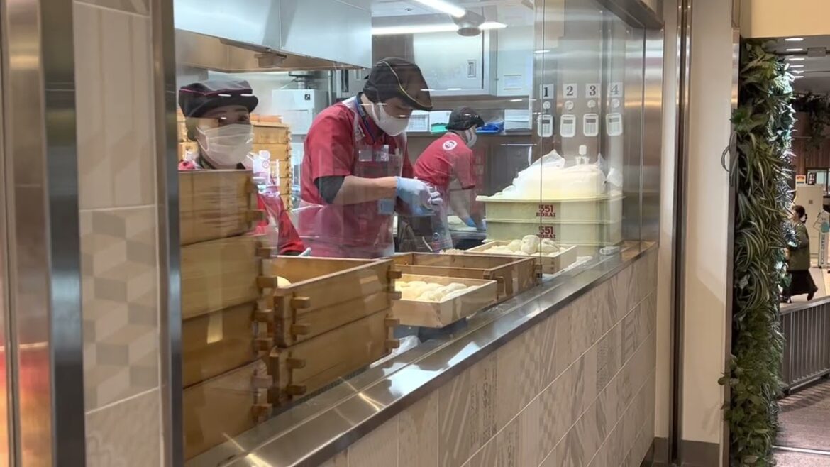 Hand wrapped pork buns by 551 Hourai's expert chefs | osaka-guide