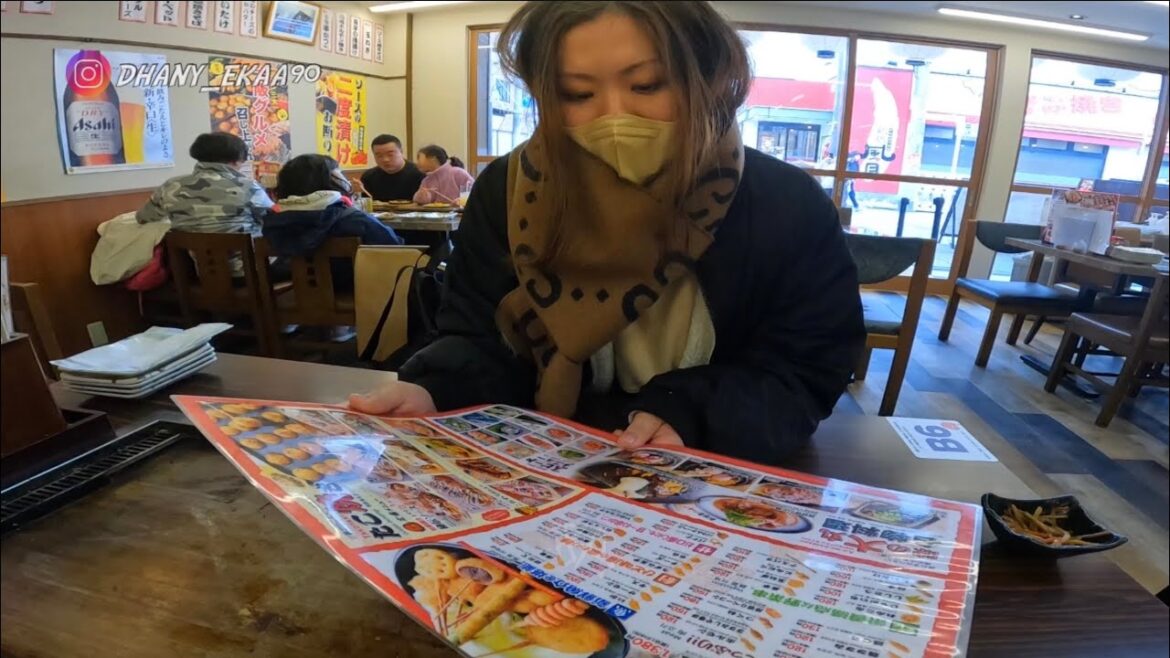 STREET FOOD Bareng Mama Yuki , Istri Jepang Makan TAKOYAKI PEDAS !!! KUAT ???