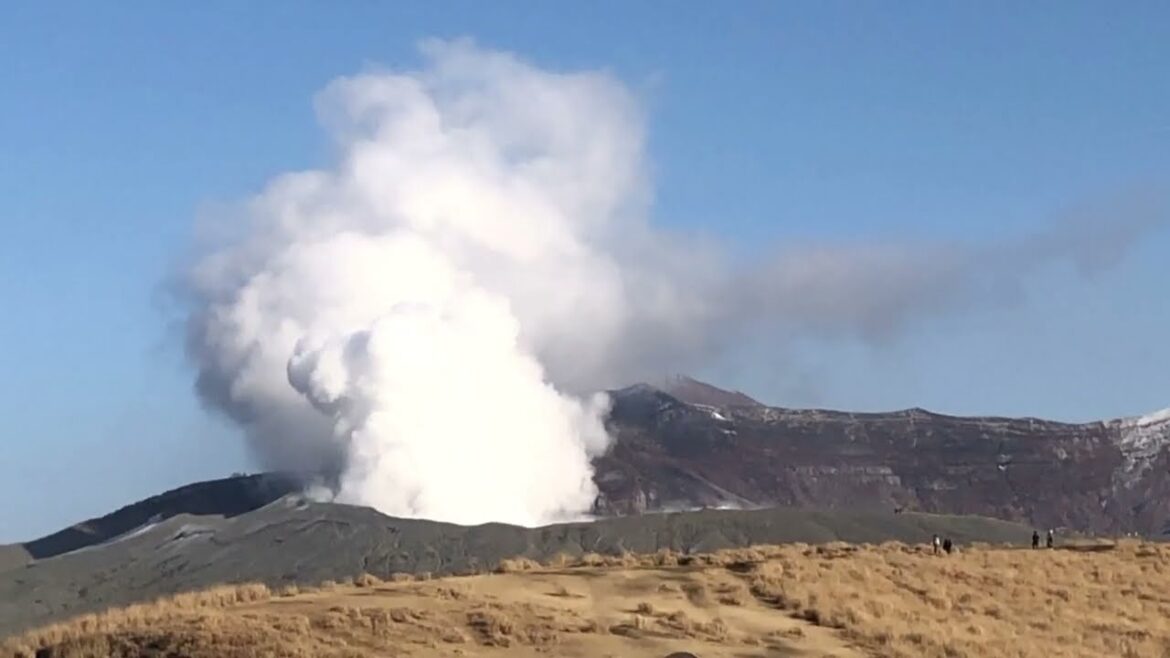 阿蘇山 Mt Aso – Kumamoto, Japan 阿蘇山 Mt Aso - Kumamoto, Japan