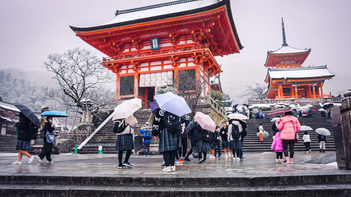 A walk in Japan through the snow, From Kyoto's Kiyomizu Temple to Yasaka Shrine | 4k Walking Tour