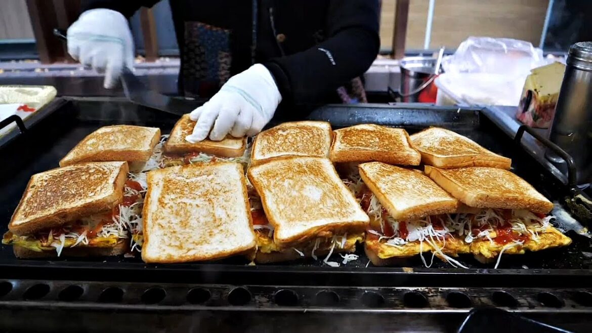 하루 딱 3시간 영업! 명동 길거리 토스트의 달인! 햄버거 토스트 / Myeongdong Hamburger Toast / Korean Street Food 하루 딱 3시간 영업! 명동 길거리 토스트의 달인! 햄버거 토스트 / Myeongdong Hamburger Toast / Korean Street Food