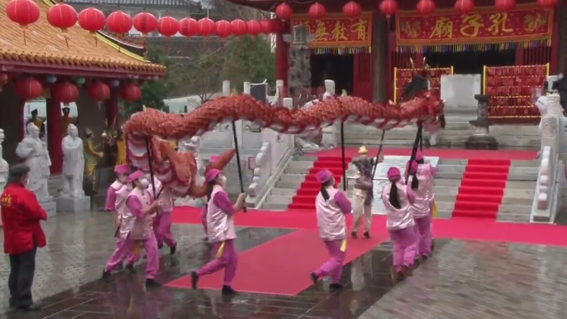 龍踊り「十禅寺蛇踊会・鶴鳴学園長崎女子高」長崎燈會(ランタンフェスティバル)2023 孔子廟会場 龍踊り雨中3分間の舞い 2023年1月22日(旧正月) 龍踊り「十禅寺蛇踊会・鶴鳴学園長崎女子高」長崎燈會(ランタンフェスティバル)2023 孔子廟会場 龍踊り雨中3分間の舞い 2023年1月22日(旧正月)