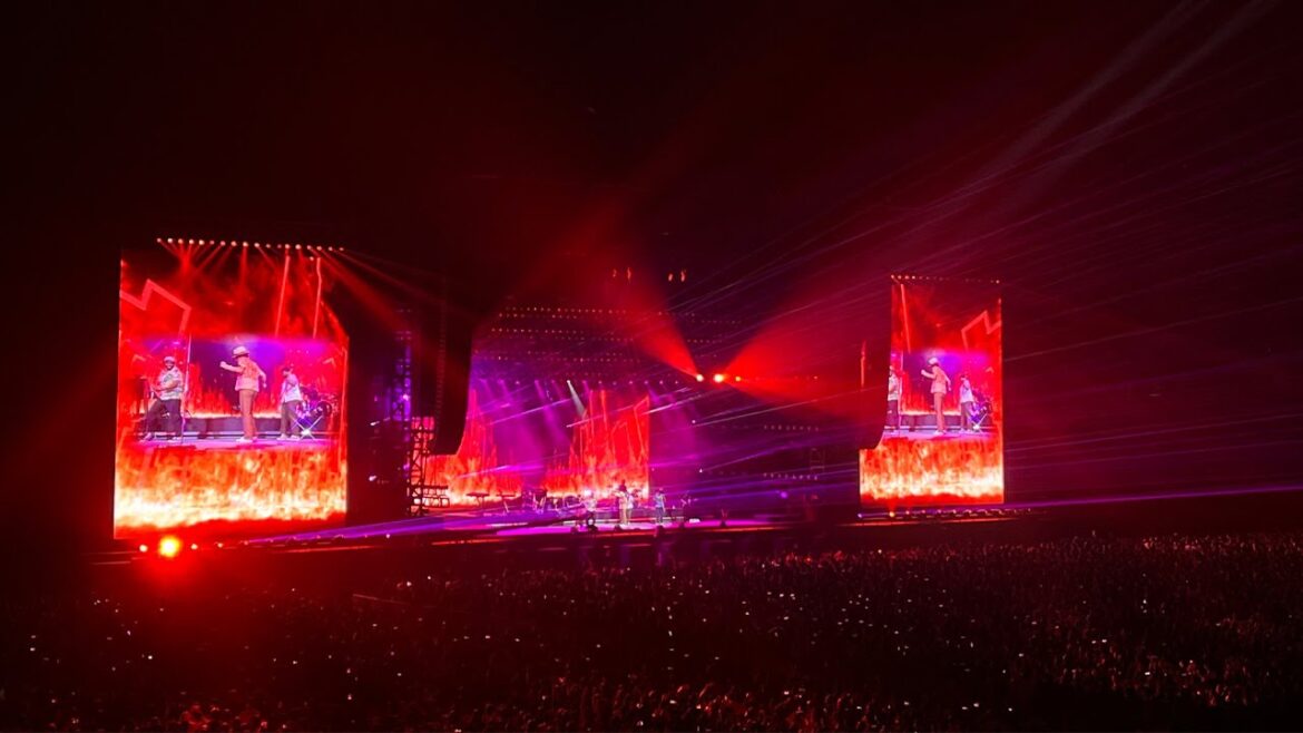 Bruno mars Live at Tokyo dome 2022 acoustic (Japan Tour 2022) Bruno mars Live at Tokyo dome 2022 acoustic (Japan Tour 2022)