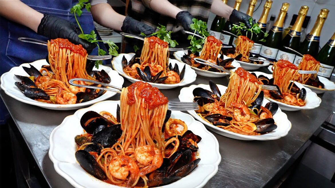 개그맨이 초심으로 만든 파스타집? D급자리에서 고기폭탄 파스타로 입소문난 파스타집┃Seafood pasta / Korean street food 개그맨이 초심으로 만든 파스타집? D급자리에서 고기폭탄 파스타로 입소문난 파스타집┃Seafood pasta / Korean street food