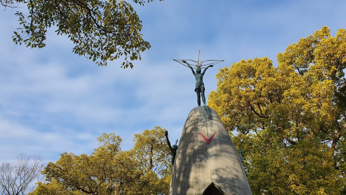 Hiroshima 1/4: Atomic Bomb Dome, Children's Peace Monument, National Peace Memorial | Japan 34/45 |