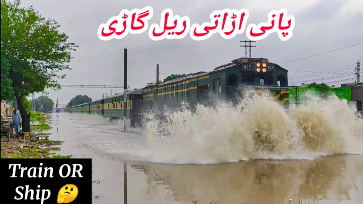 Train Splashing Around After Heavy Downpour in Lahore *Itna Saara Paani* 😧