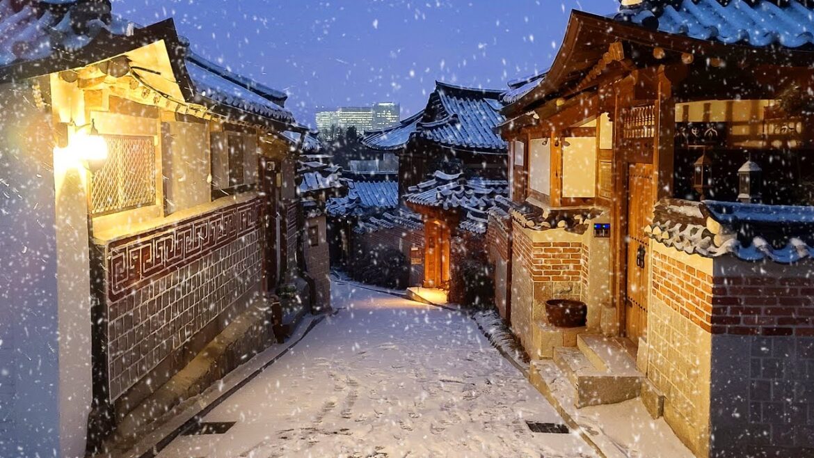 4K Snowfall in Seoul Early in the Morning | Walking in Bukchon in the Winter Snow