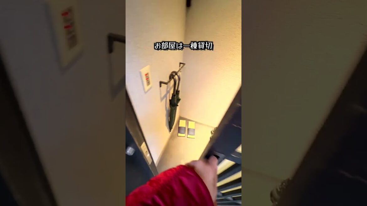 築110年以上の町家が立ち並ぶ『路地一体の宿』がやばい。#shorts 築110年以上の町家が立ち並ぶ『路地一体の宿』がやばい。#shorts