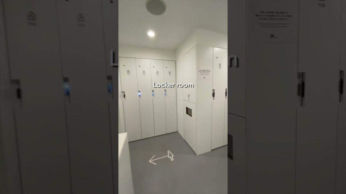 Staying at Tokyo's $30 Expensive Capsule Hotel Staying at Tokyo's $30 Expensive Capsule Hotel