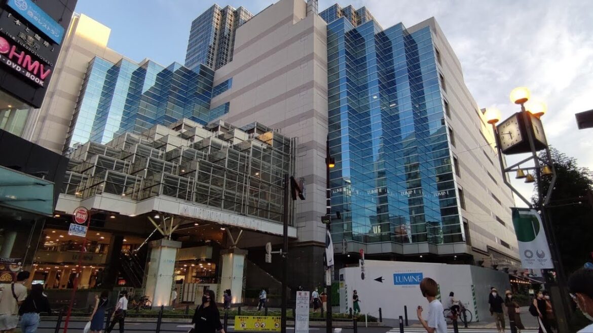 Walking traveler.  Walking tour Japan.  The Lumine shopping mall, Ikebukuro, Tokyo. জাপান ভ্রমণ।