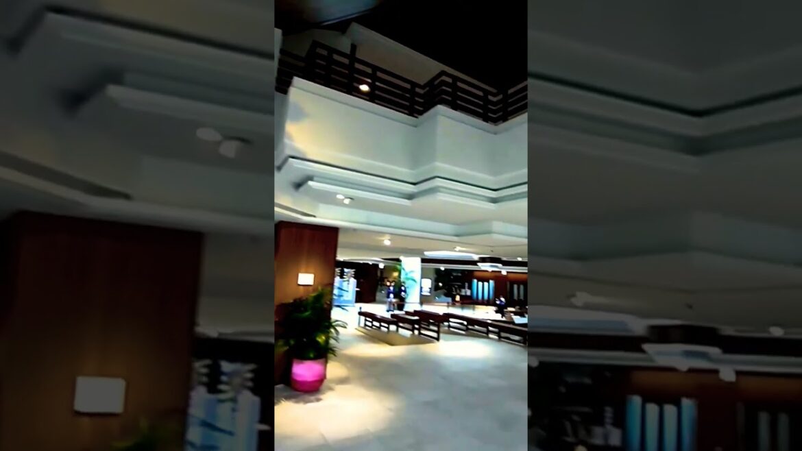 ホテルの入口からロビーまで