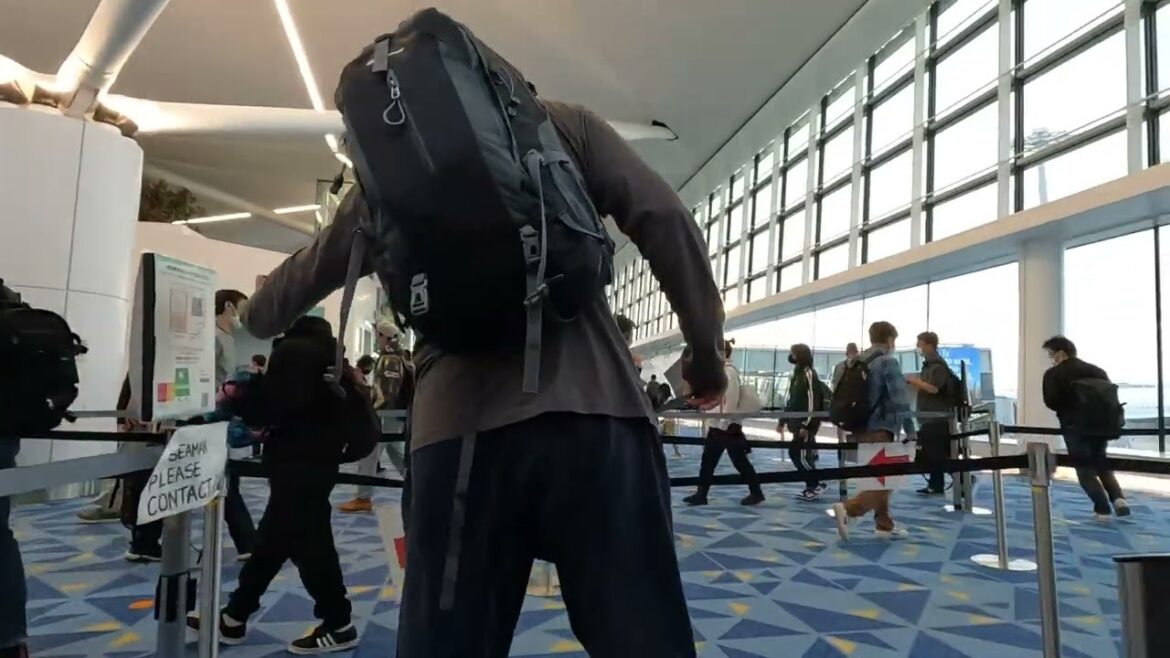 Entering Haneda Airport after getting off the plane.  ( April 2022 )